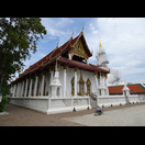 Phra Wihan Luang (mit 15 m x 60 m der größte Bot Südthailands)